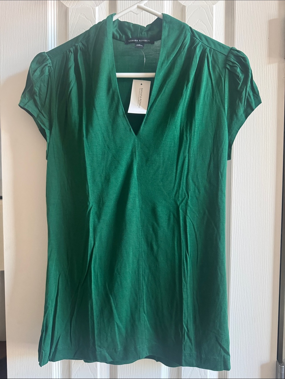 Banana Republic Women's Deep Green V-Neck Cap Sleeve Top. Size M. NWT